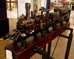 Another piece from the exhibition. We wanted to rework our super sized Christmas train. I think we've found the inspiration right here!